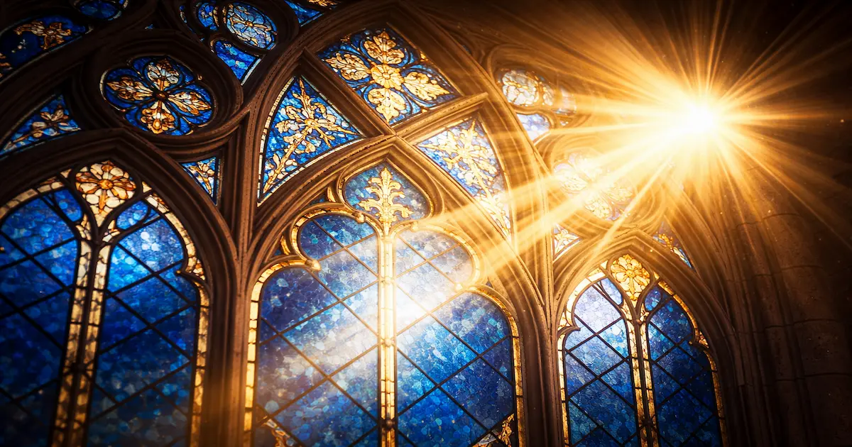 Imagen de vitral con figura femenina y luz celeste y dorada, evocando la presencia de María en la tradición de la Iglesia